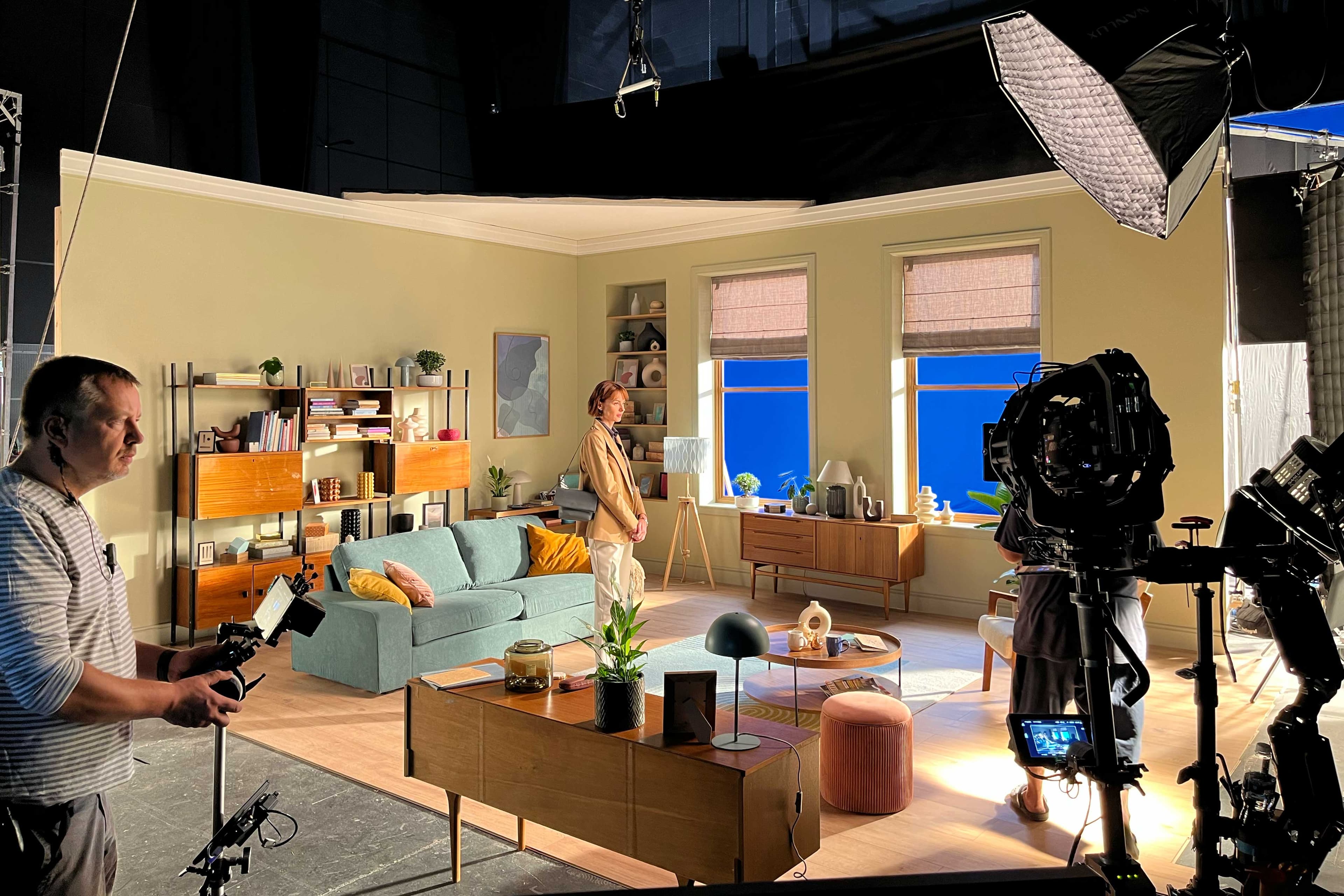 A NYC apartment set was built with a rig for lifting the the actress out of the scene.